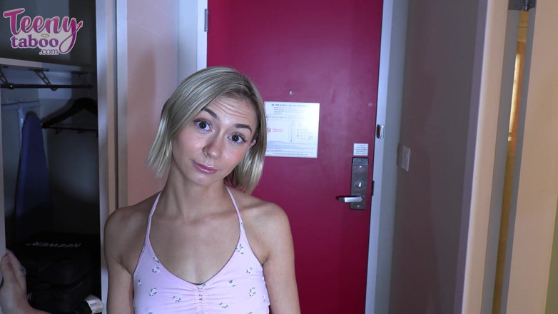 Teenytaboo: La studentessa Chloe usa la figa per laurearsi