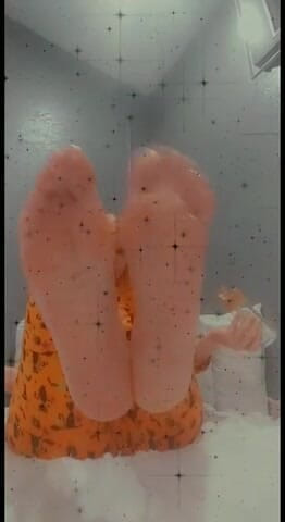 Lolafuccbunny: Olio i miei bei piedi rosa NO AUDIO
