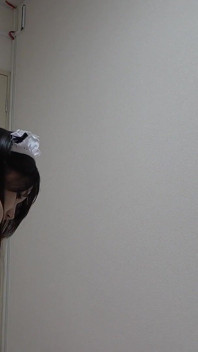 Dívky pouze apartmán v Japonsku, místnost, kde služka uklízí pokoj bez podprsenky, na sobě kalhotky a ponožky