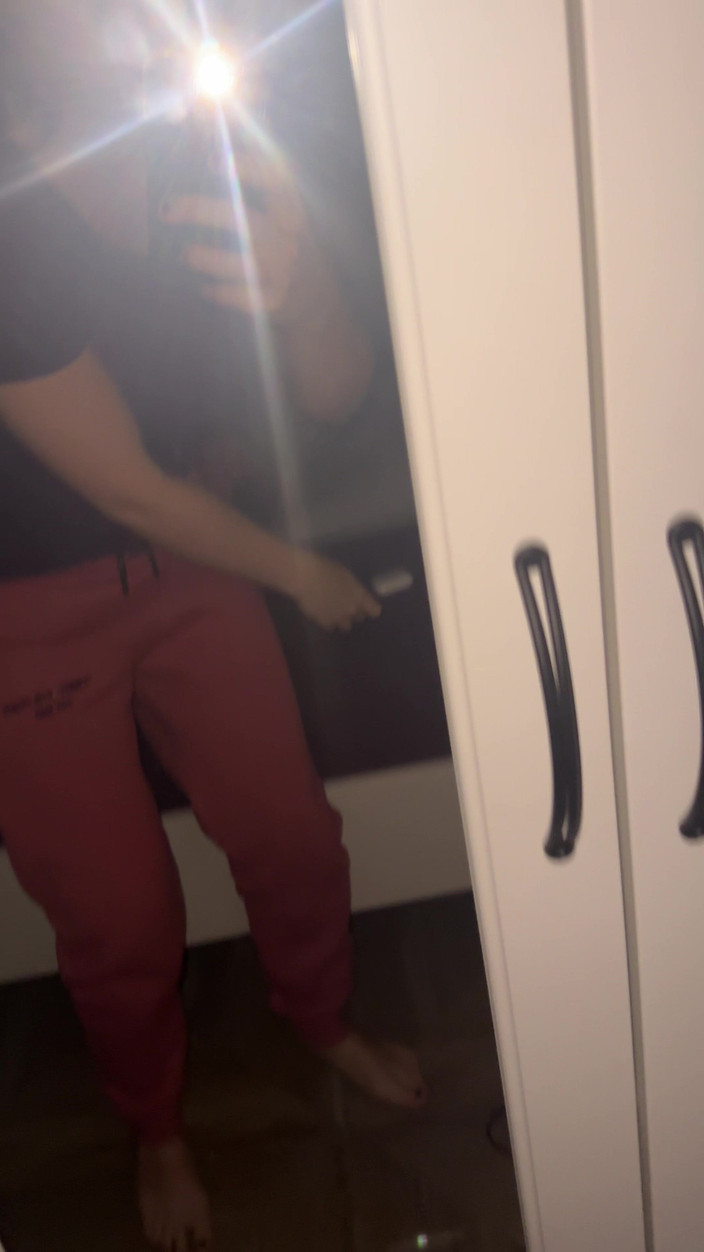 SweetLucy96: Malá nadržená děvka