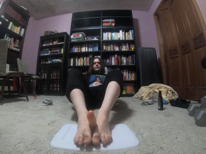 Mr Dimples: Ragazzo paffuto fa un footjob al suo dildo