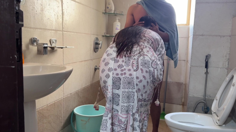 Hornycouple149: Styvson såg MILf Saara naken efter dusch och kunde inte...