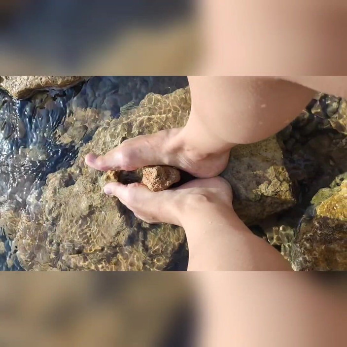 Hairy couple: ногами в морі