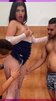 Een getatoeëerde brunette warmt haar vrienden op en maakt hun pikken hard