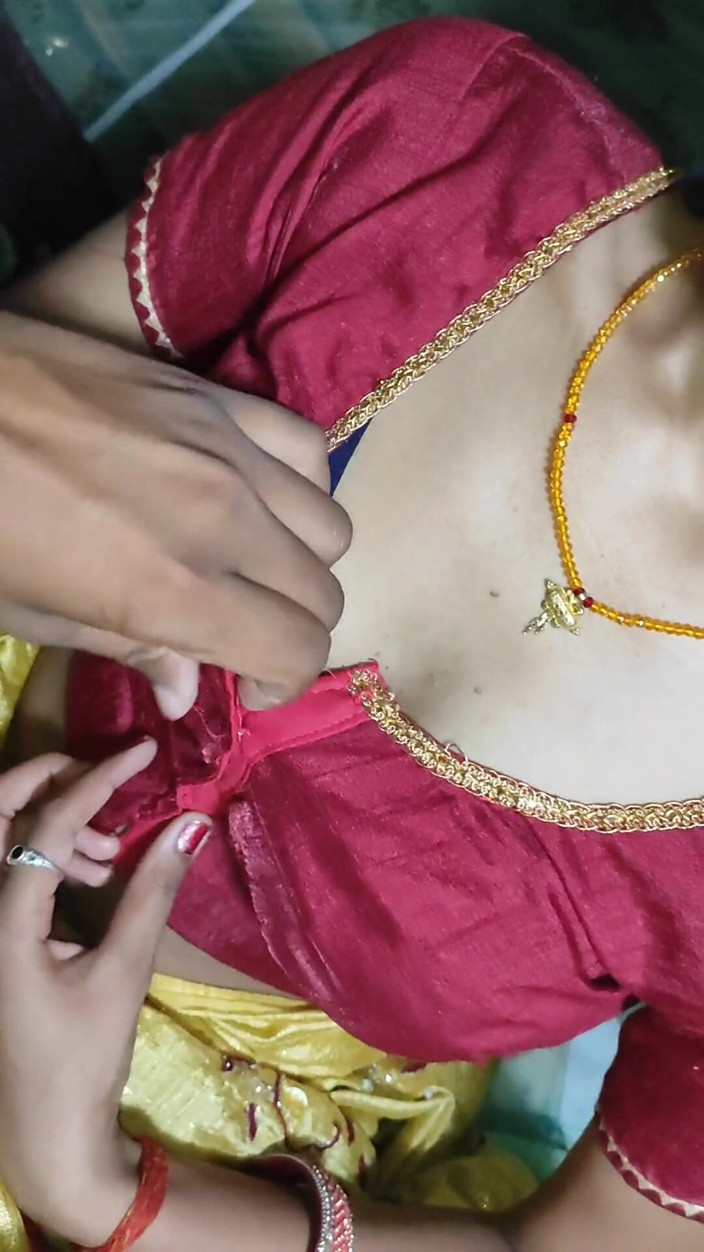 Gini272: Bhabhi ve žluté saree hindština Mluvící podvádění s manželem šuká se svým...