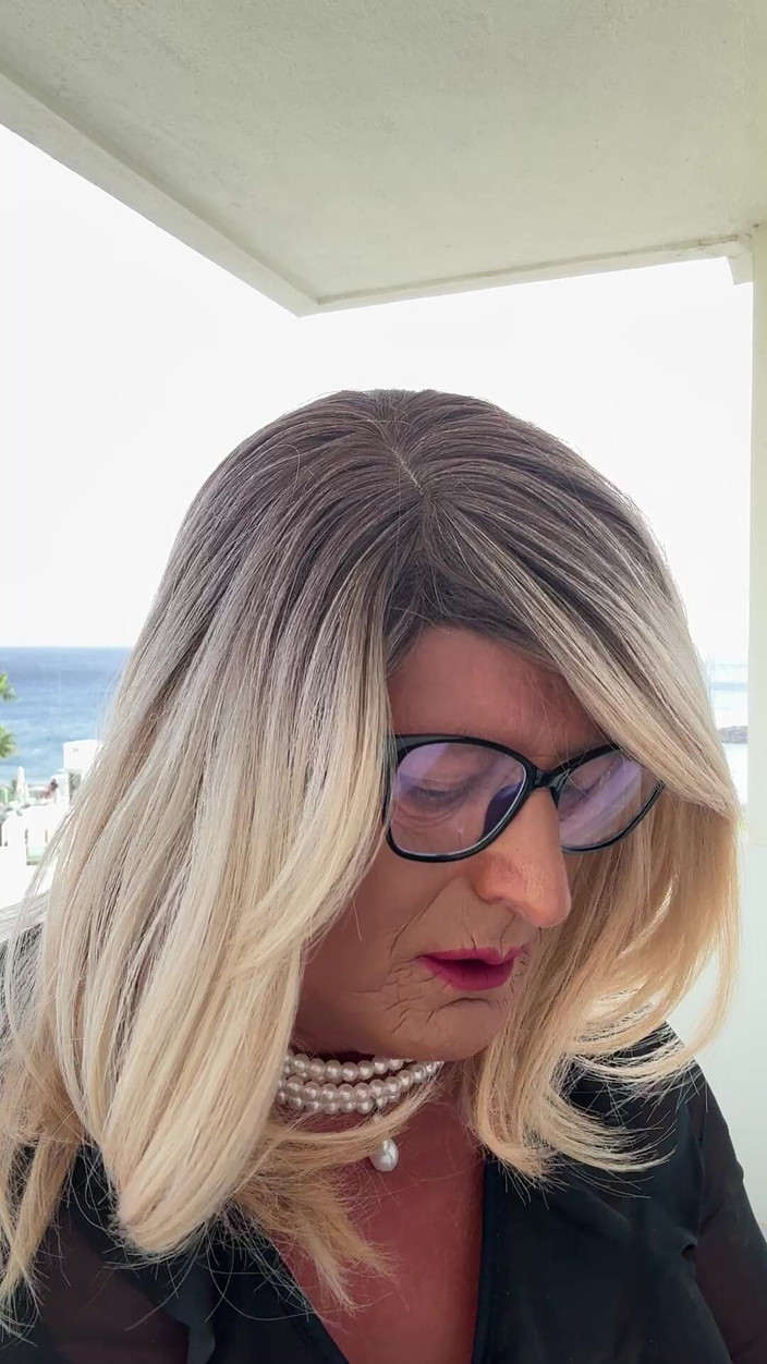 Kellycd2022: Сексуальный кроссдрессер Kellycd2022 в черном платье и загорелых бесшовных колготках