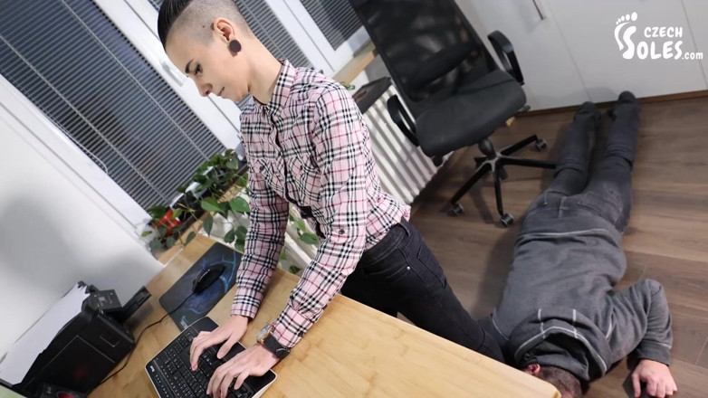 Czech Soles - foot fetish content: 직장에서 발 페티쉬 경계를 넘나들다