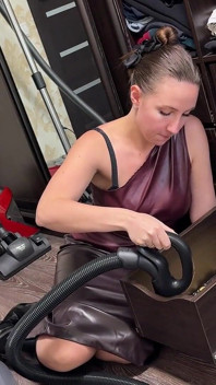 Le nettoyage du cuir transforme Miele presque éjacule en POV