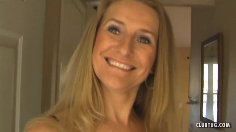 Club Tug: La milf sara james riceve una chiamata dalla sua ragazza...