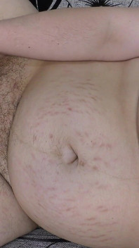 Casada milf esposa masturba sua buceta peluda com um enorme vibrador - Leitosa Mari
