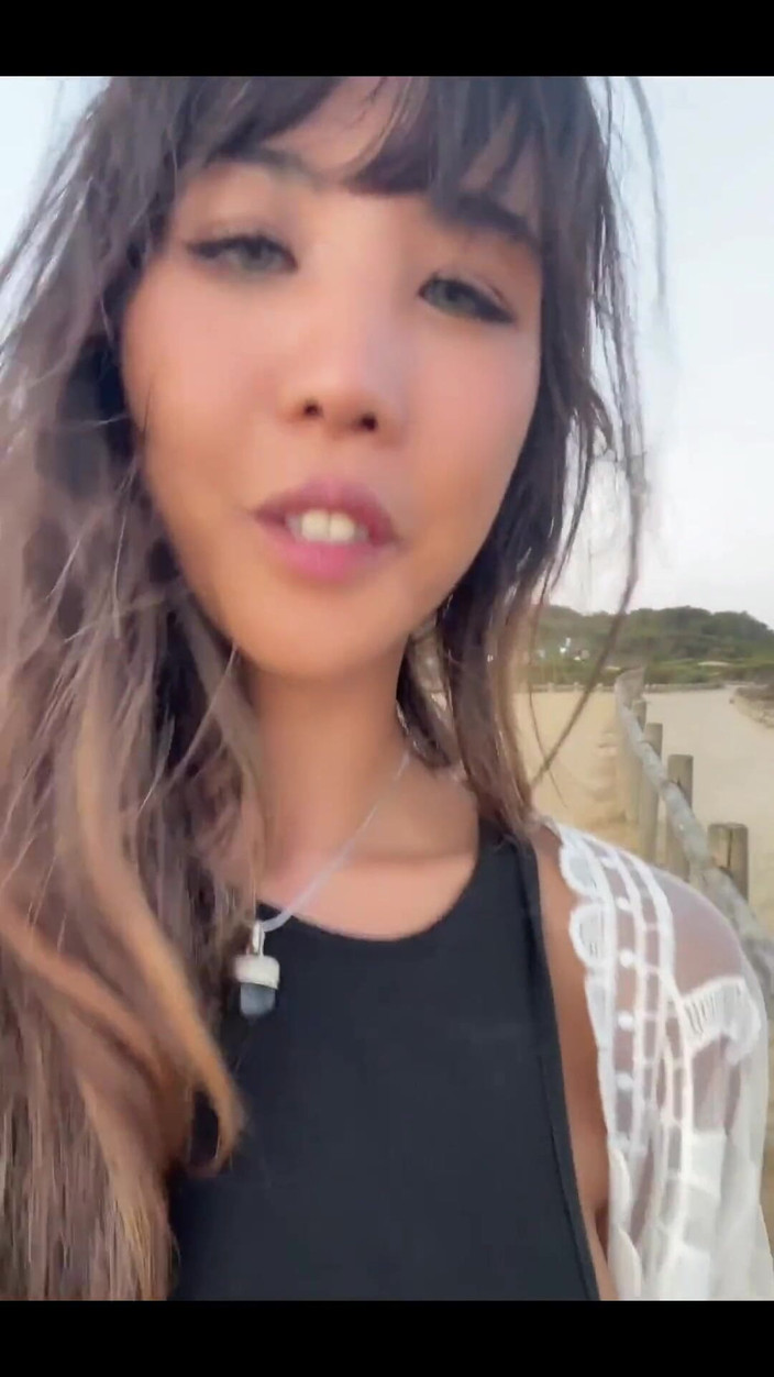 DaringKiara: 今日は少し気分が落ち込んでいるので、夕焼けの中を歩くことにしたところ、この素晴らしい場所を偶然見つけました。