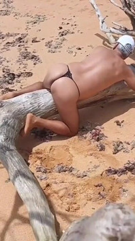 Ladysilva mostrando sus bragas sexy en la playa