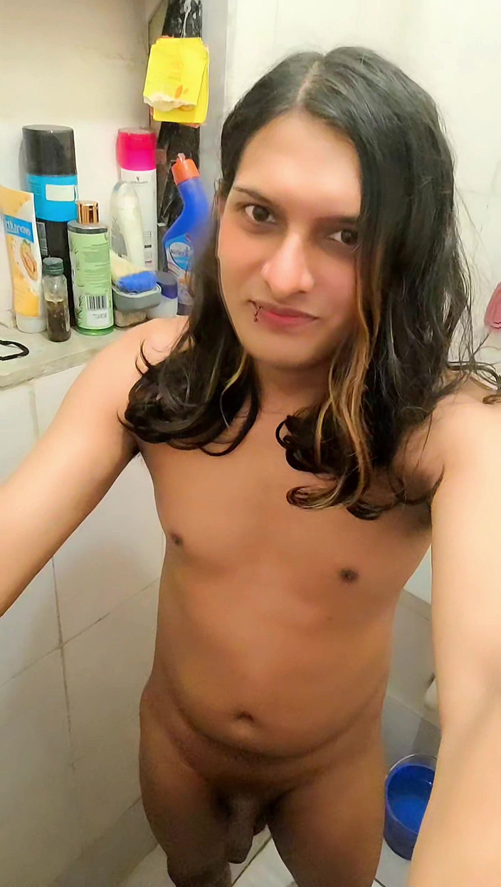 Zoyasazadai: 샤워하고 파란 수건을 입고 나 자신에 대해 이야기하는 Zoya Shezadi