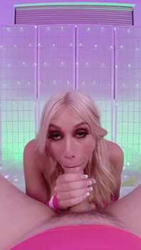 Quente barbie menina Kay adorável se masturbando e chupando pau