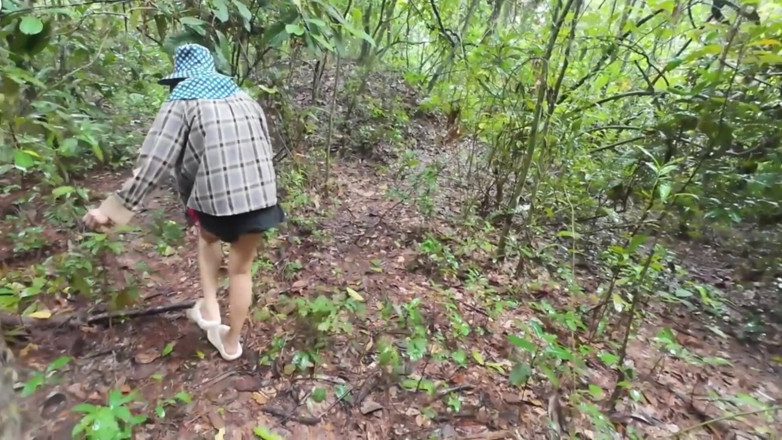 RealThaiSolo: Thaise meisjes lopen en praten en plukken paddestoelen in het...