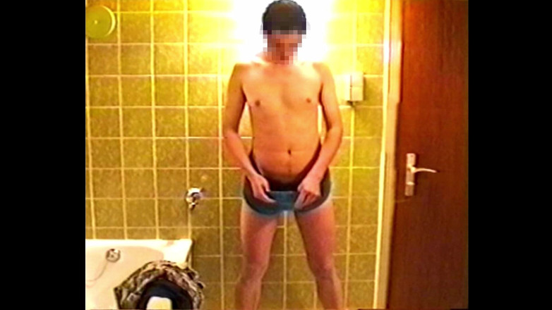 Mark Hannes: Cewek ini lagi asik masturbasi sambil kencing di depan kamera...