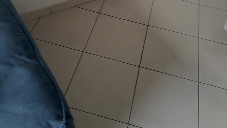 Fabriciolima: 放荡的继女用黄瓜性交