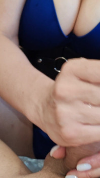 Lei ha sputo sul mio cazzo, ha gemito come una dea e ha riso mentre mi schiaffeggiava fino all'orgasmo
