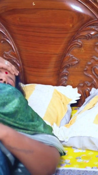 Milf terbesar pemilik rumah dengan buah dada mengongkek hambanya apabila tiada sesiapa di rumah