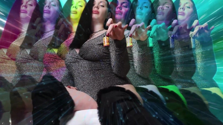 Goddess Misha Goldy: Осторожность!!! Чем больше ты нюхаешь, тем больше ты зависимы от меня!