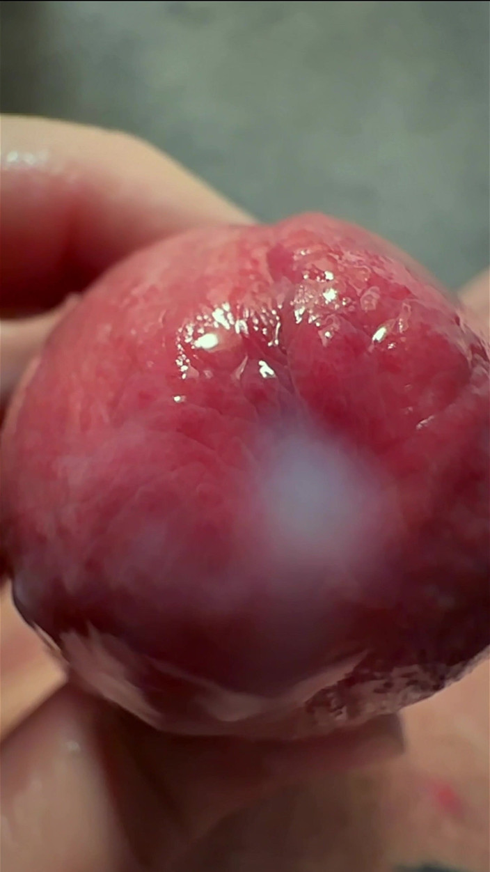 NakedFoxx: Macro sborrata. Eiaculazione ultra ravvicinata