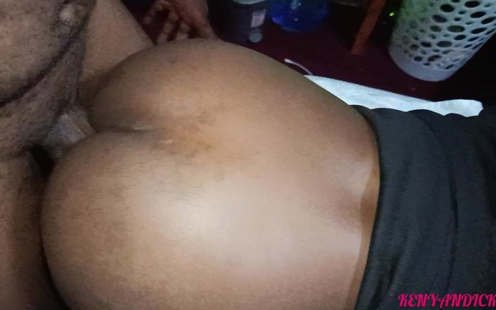 Kenyan Dick: Amatérský pár v Doggystlye