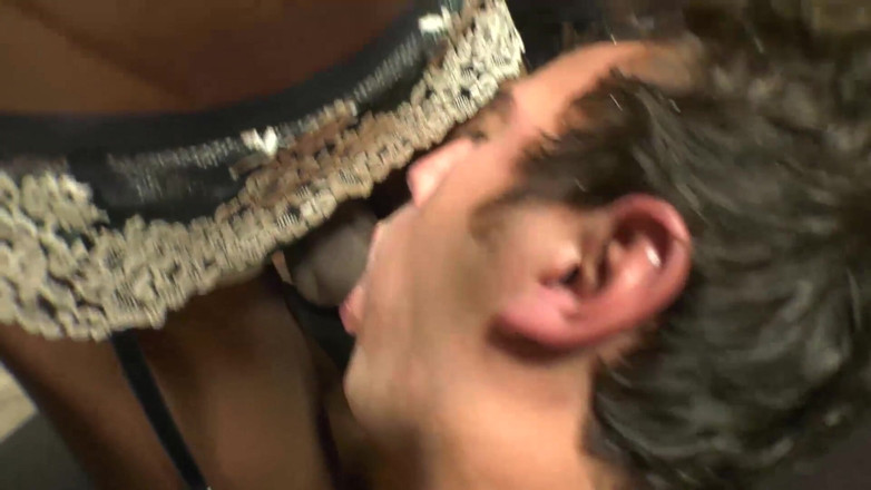 Big Bamboo Trans: Keylla se prepara para ir a una fiesta