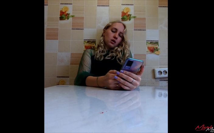 Meri-Mouse: Дівчина читає Гаррі Поттера, сидячи на вібраторі