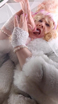 Transbride cumcovered dans la chambre nuptiale