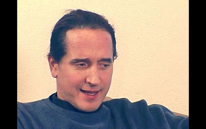 Vintage megastore: Morena adolescente é a presa sexual de um homem maduro perverso