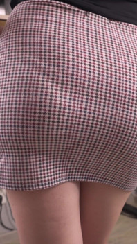 Milf-secretaresse in strakke rok plaagt haar zichtbare pantylijn