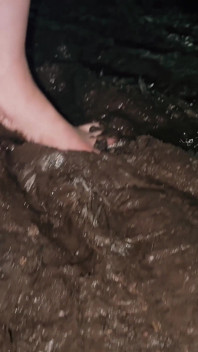 Boso w zimnym, squishy mud (muddy feet)
