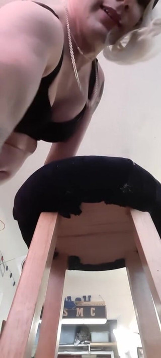 HayleyRae: CD ohnuté přes barovou židle