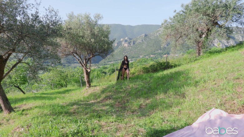 Babes: Babes - Picnic with Valentina