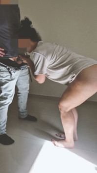 Oversized shirt, slipje uit - pijpbeurt in de woonkamer en staande neukpartij