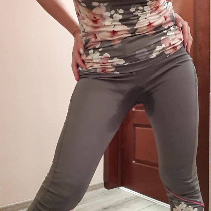 FrauleinP: Pee My Gym Pants at the Closed Loo's Door