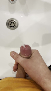 Ten Chlápek Masturbuje V Koupelně a Natáčí Všechno Zblízka a Na Konci.