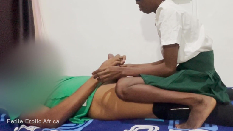 Petite Erotic Africa: สาวแอฟริกันวัยรุ่น bitch ในชุดนักเรียน เย็ดท่าคาวเกิร์ลหลังเลิกเรียน