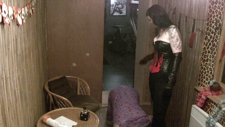 Domina Lady Vampira - SM Studio Femdom Empire: Osservata e punita dalla padrona con i guanti di pelle