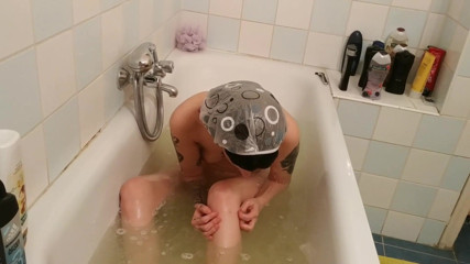 Beth Kinky: Bath and pussy shaving