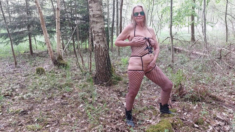 martinawest: Mamie Est Excitée Et Va Dans La forêt!