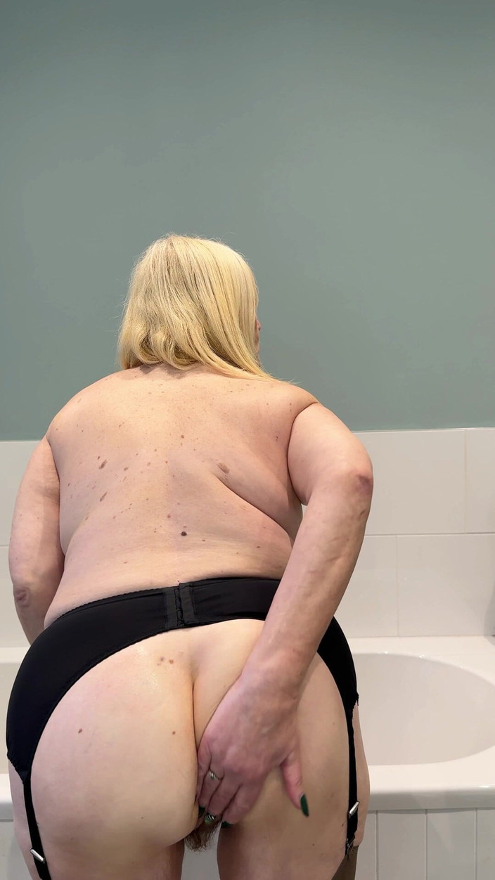 catherinecan69: Ich Habe Eine Flasche Öl. Öl Meine Titten, Arsch Und Muschi Mm...