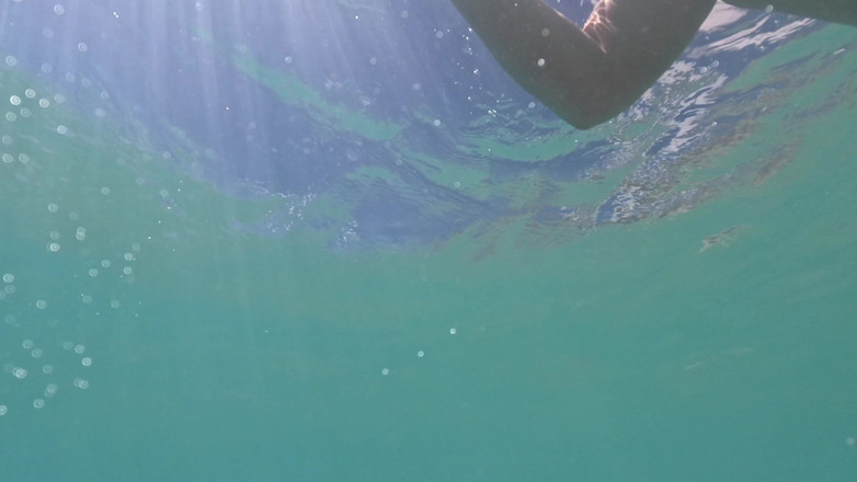 Emma Voyeur: Gioco Di Figa Sott'acqua Con Una Spina