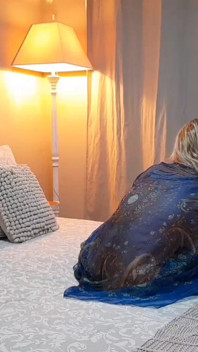 Selenas posierende und beendende sexspiele im bett