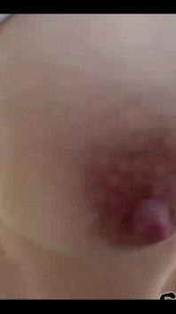 Poskakující prsa nad tvým obličejem a POV hraješ prsty na mém tvrdém tmavém bradavky video 08:17 minut