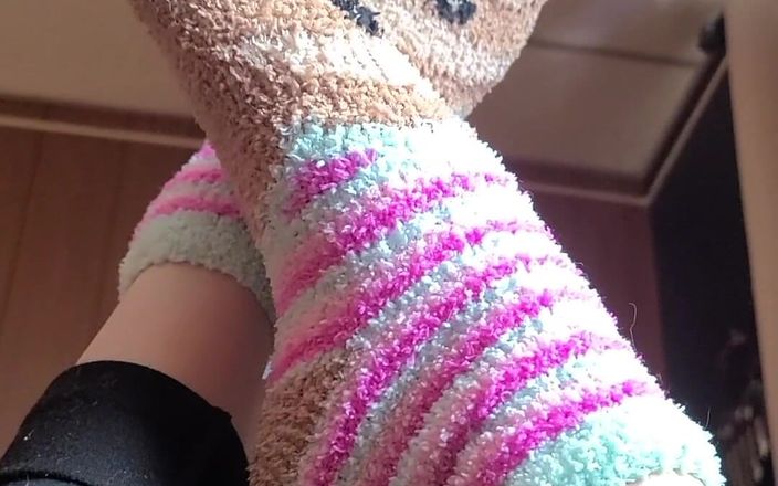 Raven Willow: 3 minute de Fuzzy Sloth Sock Love