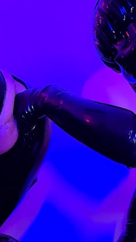 Lateks kigurumi gimp'i sikiyor