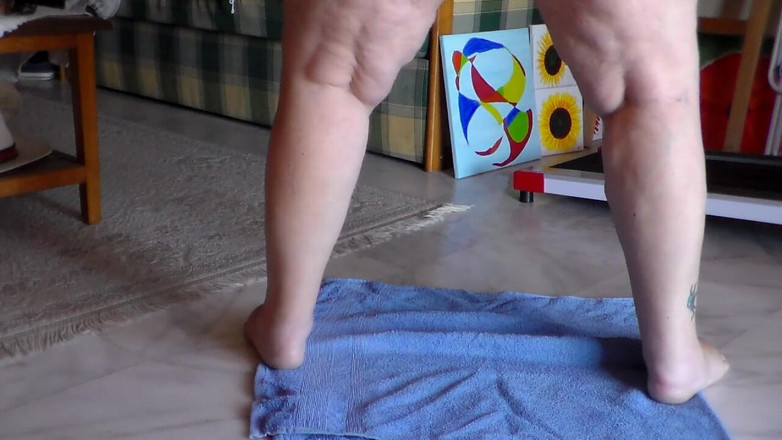 Sex hub couple: Jen is peeing on a towel in the livingroom