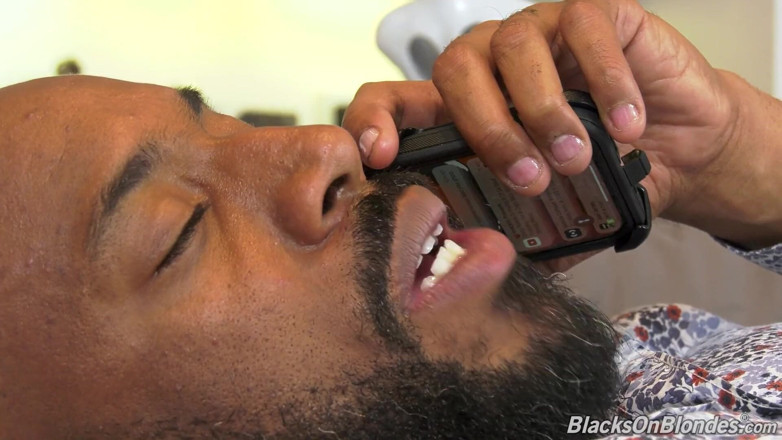 Blacks On Blondes: Kişisel asistan Luna Legend Jovan Jordan'a yardımcı oluyor