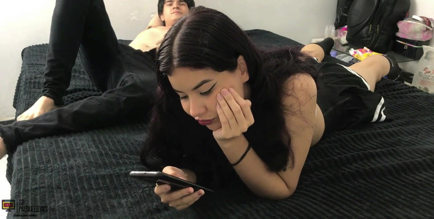 MAFELAGO: Hermosa latina con tetas pequeñas es follada por su hermanastro...